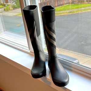 Women’s Burberry rain boots. Size 8..39
